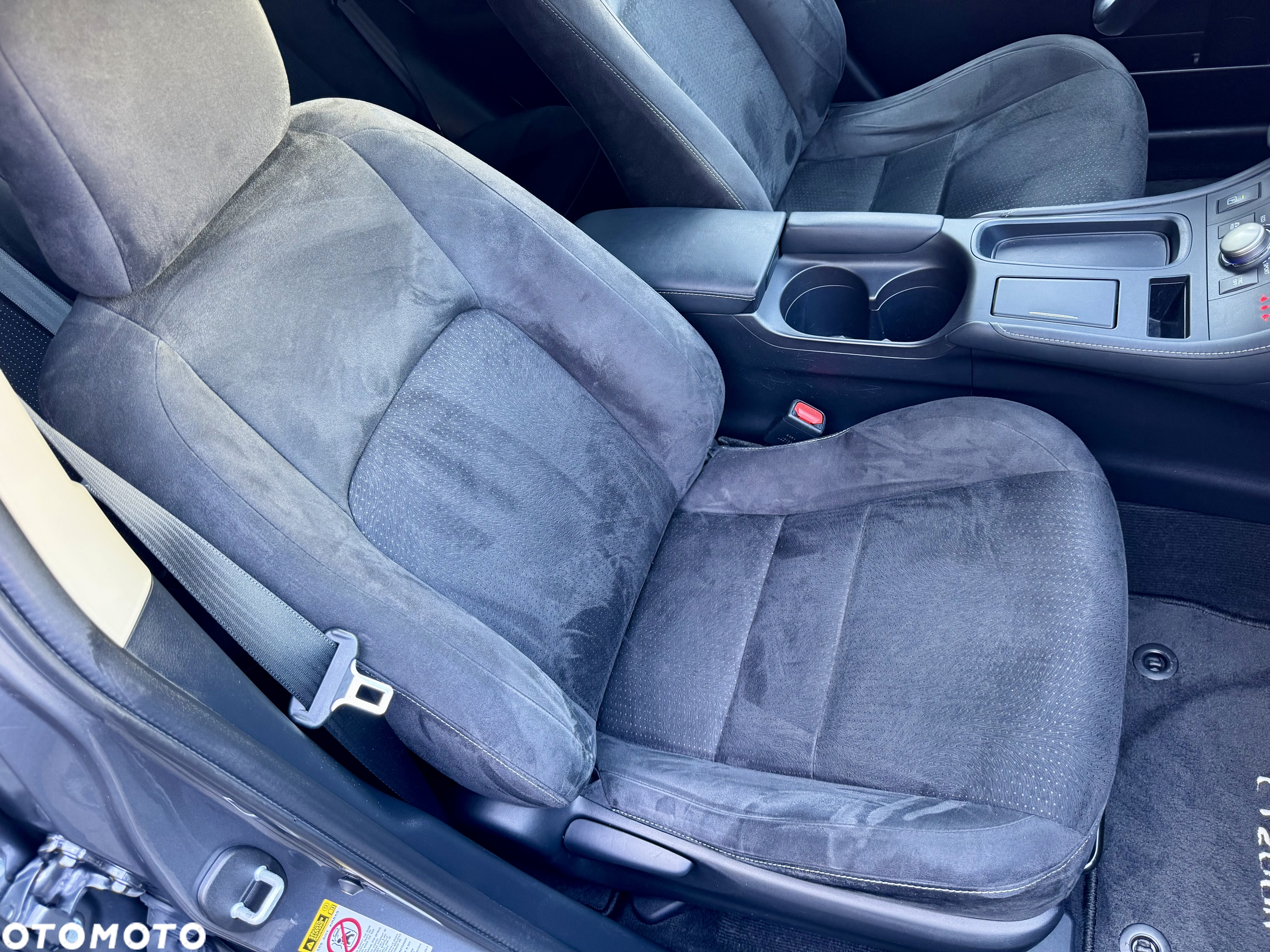 Lexus CT - 9