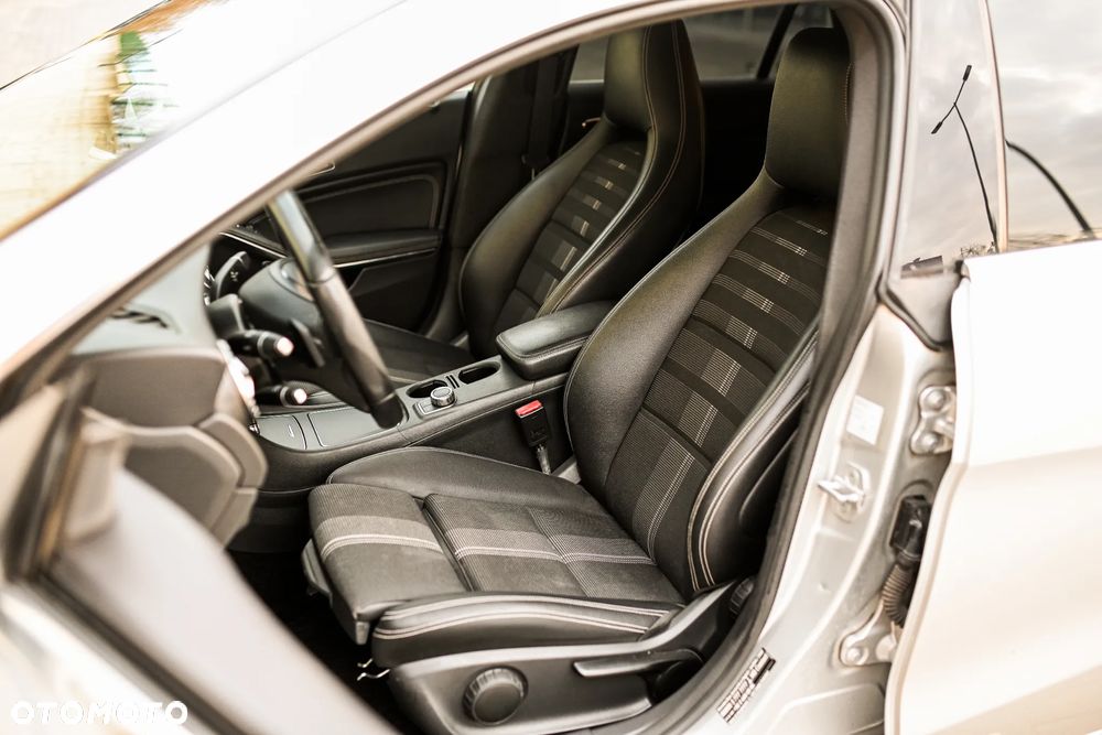 Mercedes-Benz CLA 180 7G-DCT Peak Edition - 29