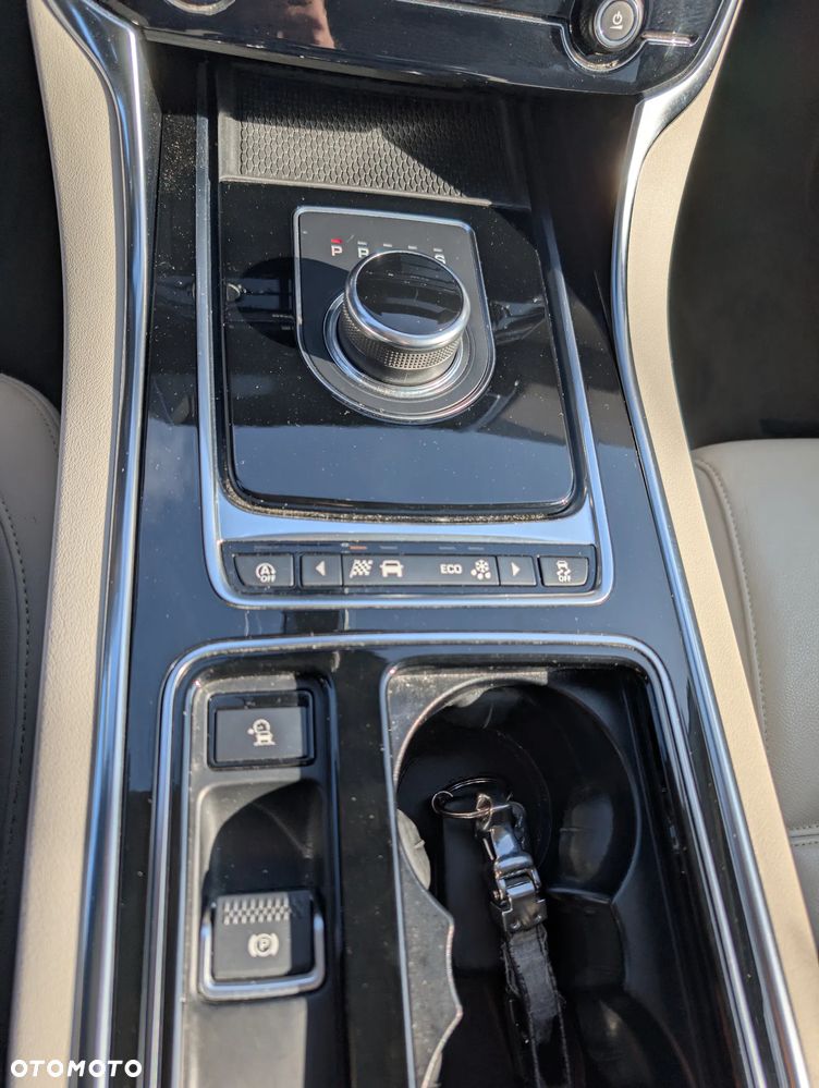 Jaguar XE 2.0 T Prestige - 31