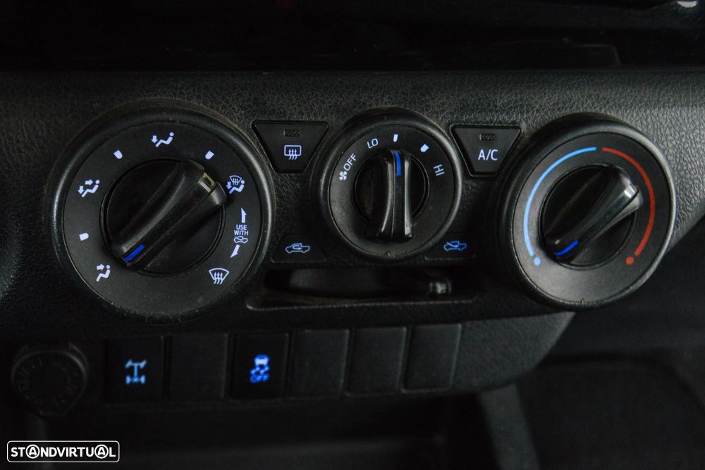 Toyota Hilux 2.4 D-4D 4X4 Cabine Simples 2L - 36