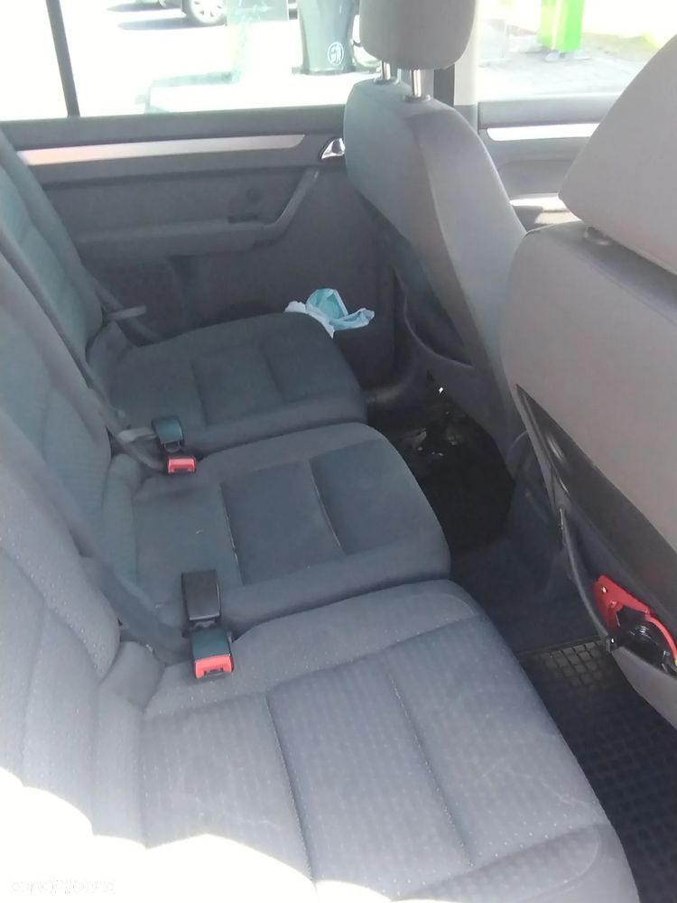 Volkswagen Touran 2.0 TDI Trendline DSG - 10