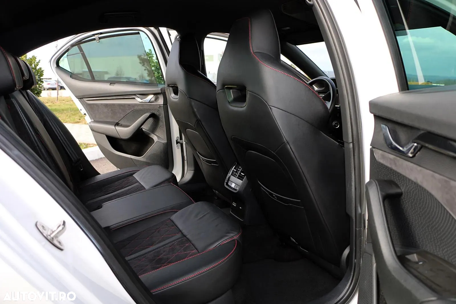 Skoda Octavia 2.0 TDI DSG RS - 8