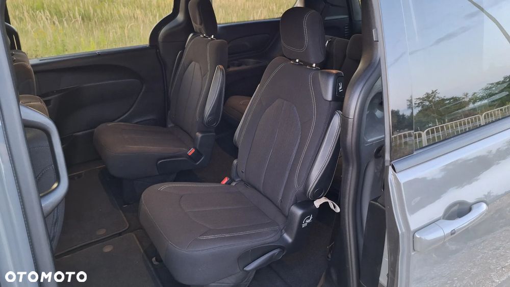 Chrysler Pacifica - 16