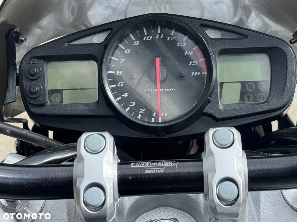 Suzuki GSR - 14