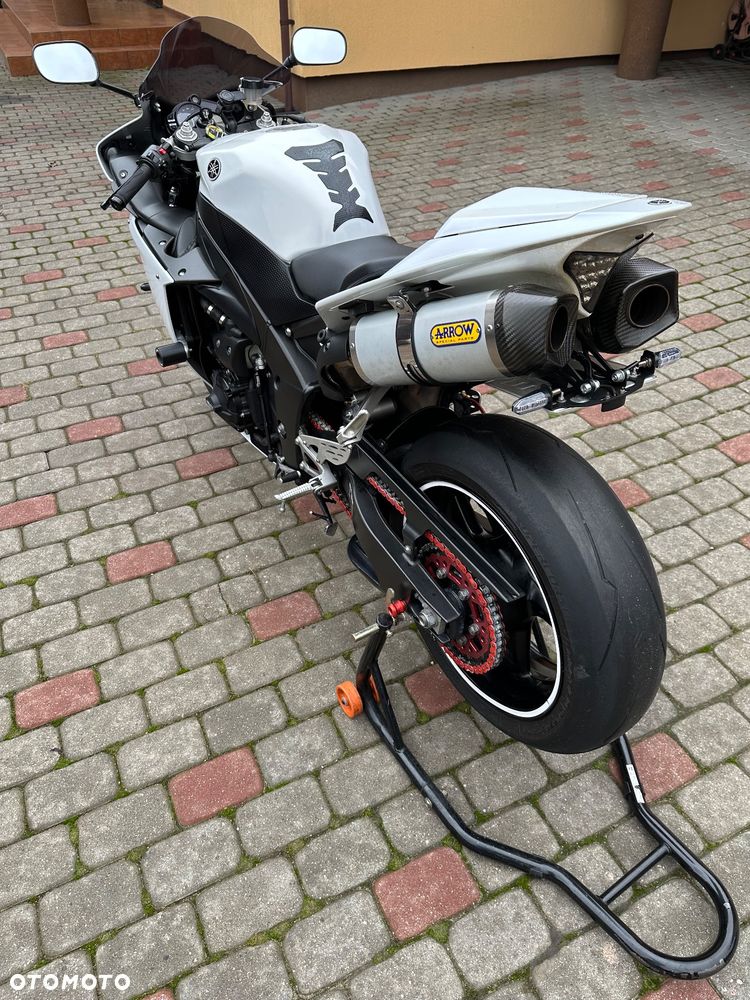 Yamaha R1 - 14