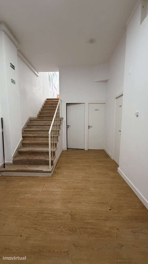 Arrenda-se sala comercial em frente à estação de São João do Estoril - Grande imagem: 4/10