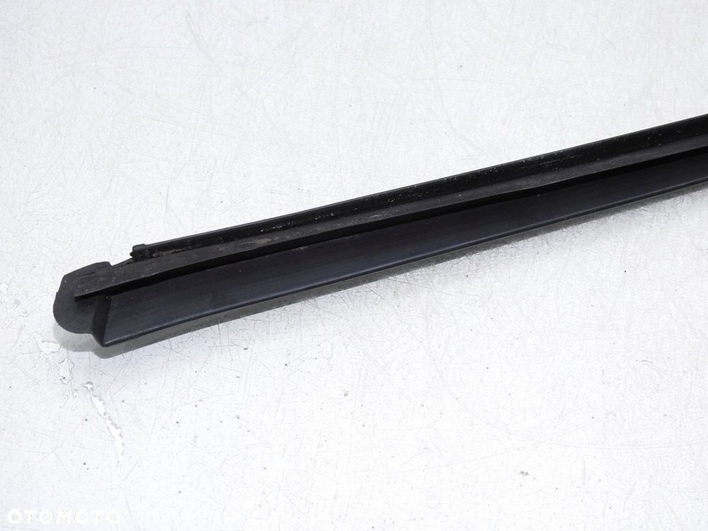 LISTWA SZYBY CZOŁOWEJ LEWA AUDI A4 B7 - 6