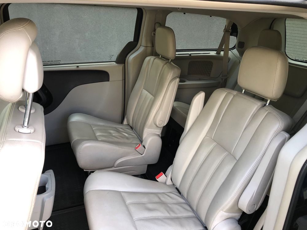 Chrysler Town & Country - 12