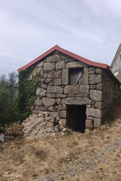 Casa em pedra para restaurar, com grande potencial