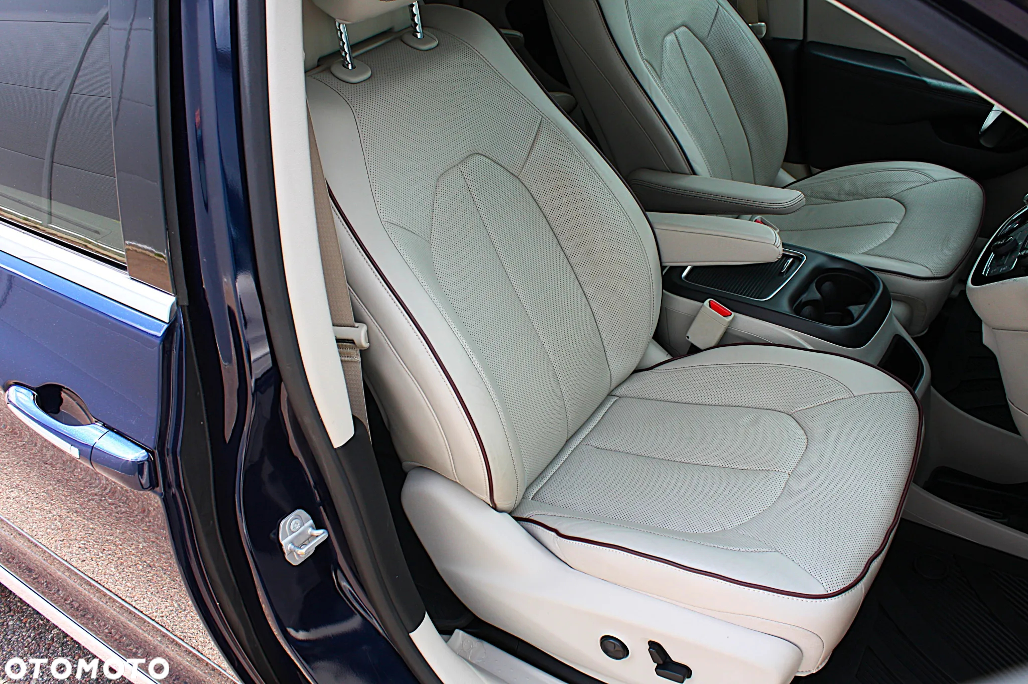 Chrysler Pacifica - 16