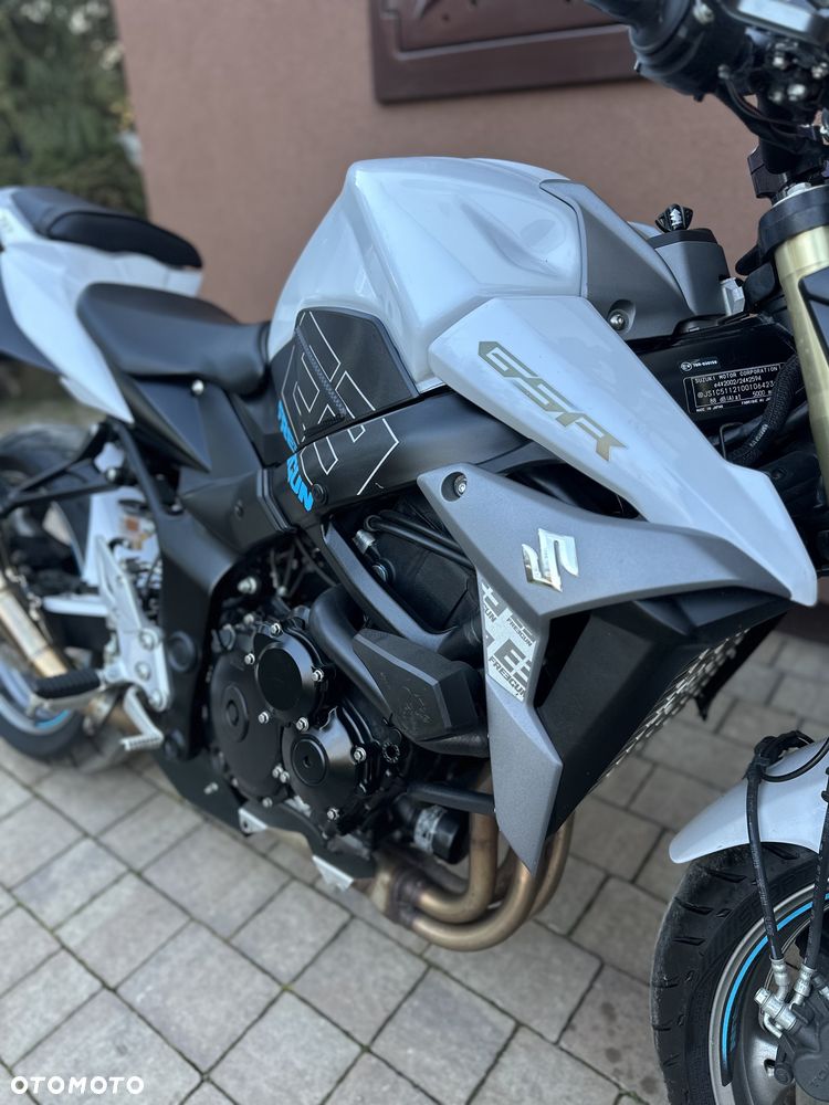 Suzuki GSR - 13