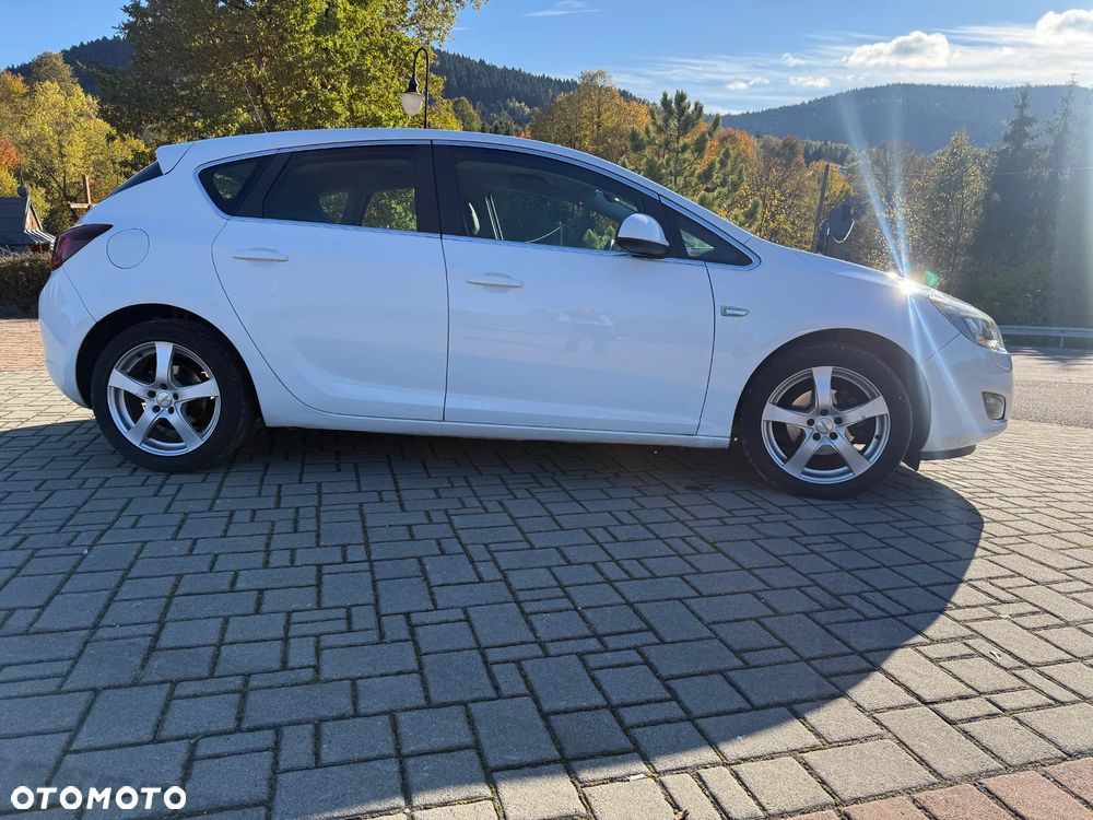 Opel Astra 2010 photo 4