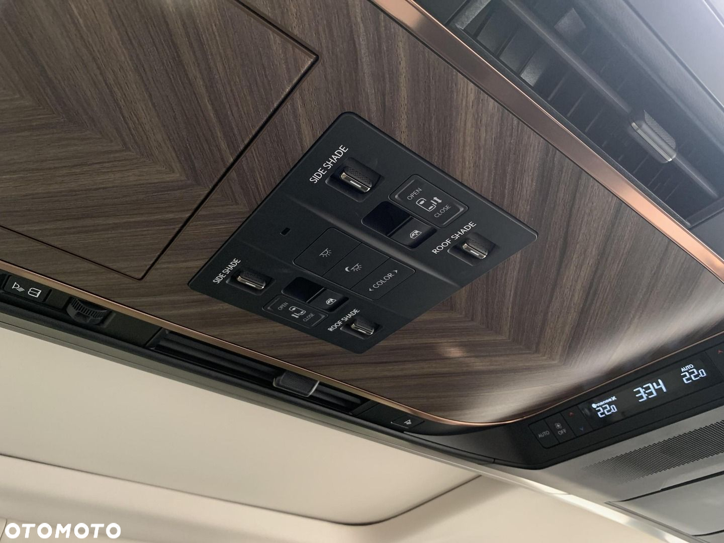 Lexus LM - 28