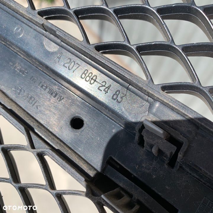 Mercedes E 207 lift  atrapa grill AMG - 3