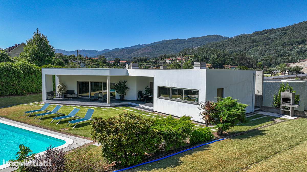 Moradia T3+1 térrea com piscina, campo de futebol e amplo jardim - Grande imagem: 2/53