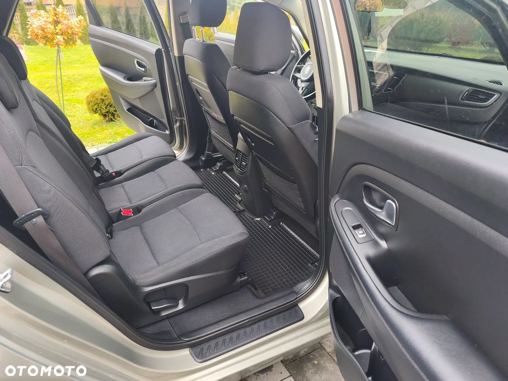 Kia Carens 1.6 GDI Dream Team Edition - 10