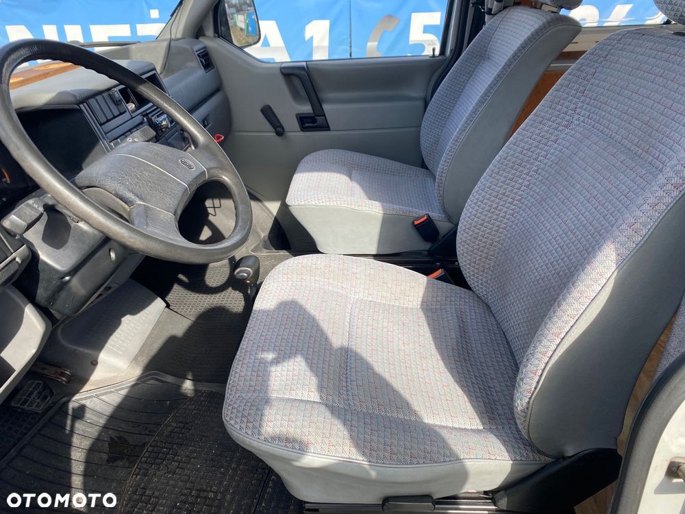 Volkswagen Caravelle - 16