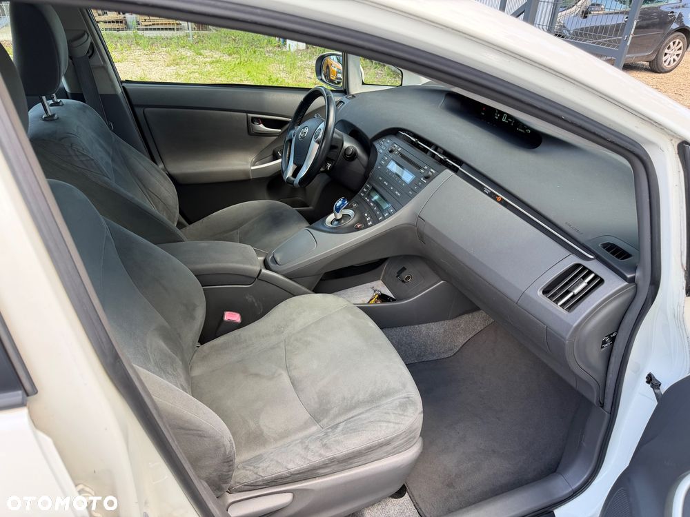 Toyota Prius (Hybrid) - 7