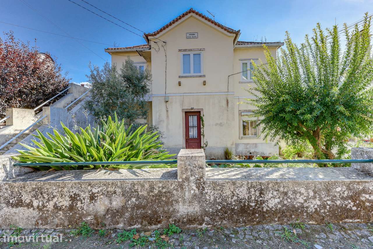 T3 em um andar de Moradia Para Renovar com Jardim e Localização Privi - Grande imagem: 2/28