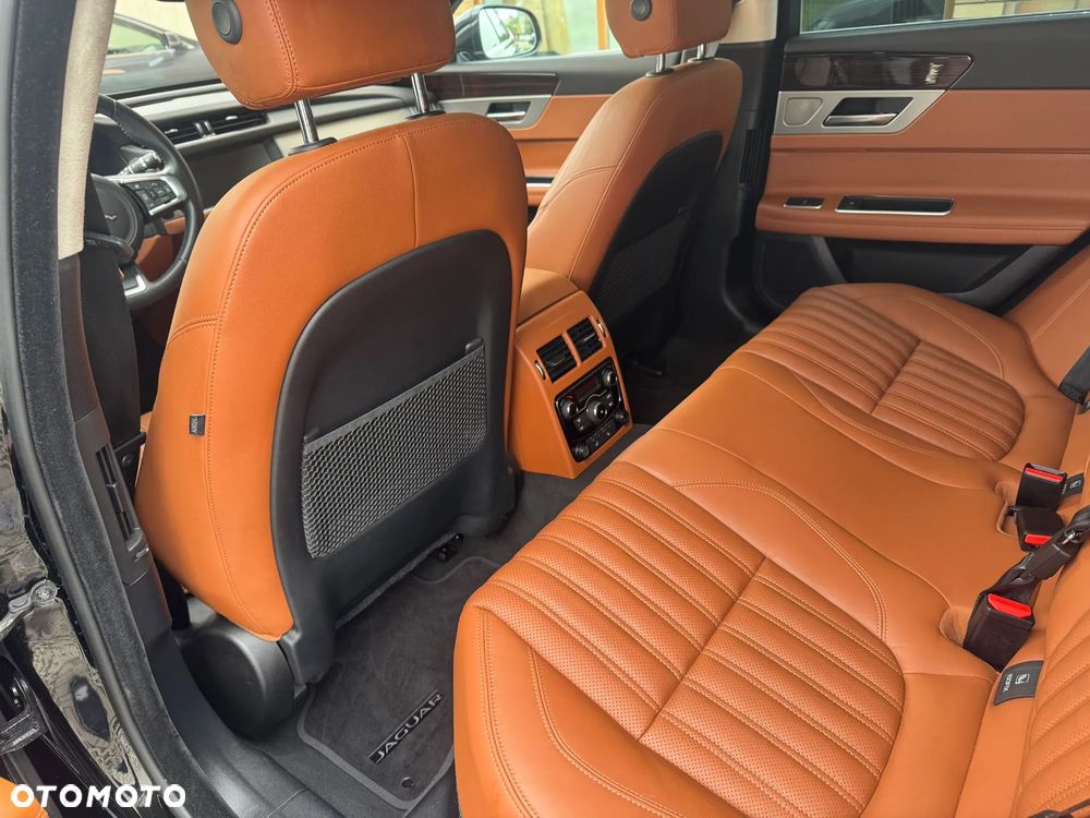 Jaguar XF 25t Portfolio - 32