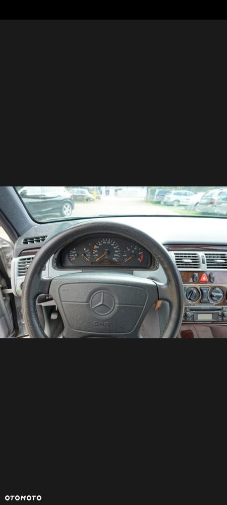 Mercedes-Benz Klasa E 290 TD Elegance - 9