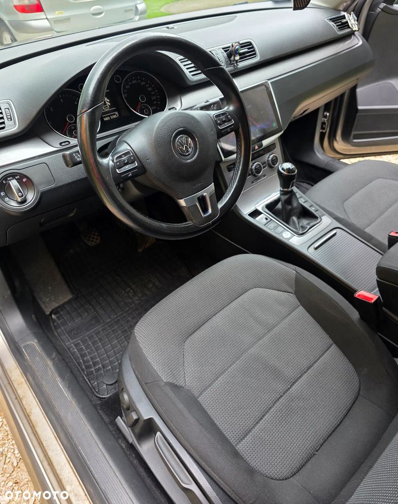 Volkswagen Passat 2.0 TDI Comfortline - 11