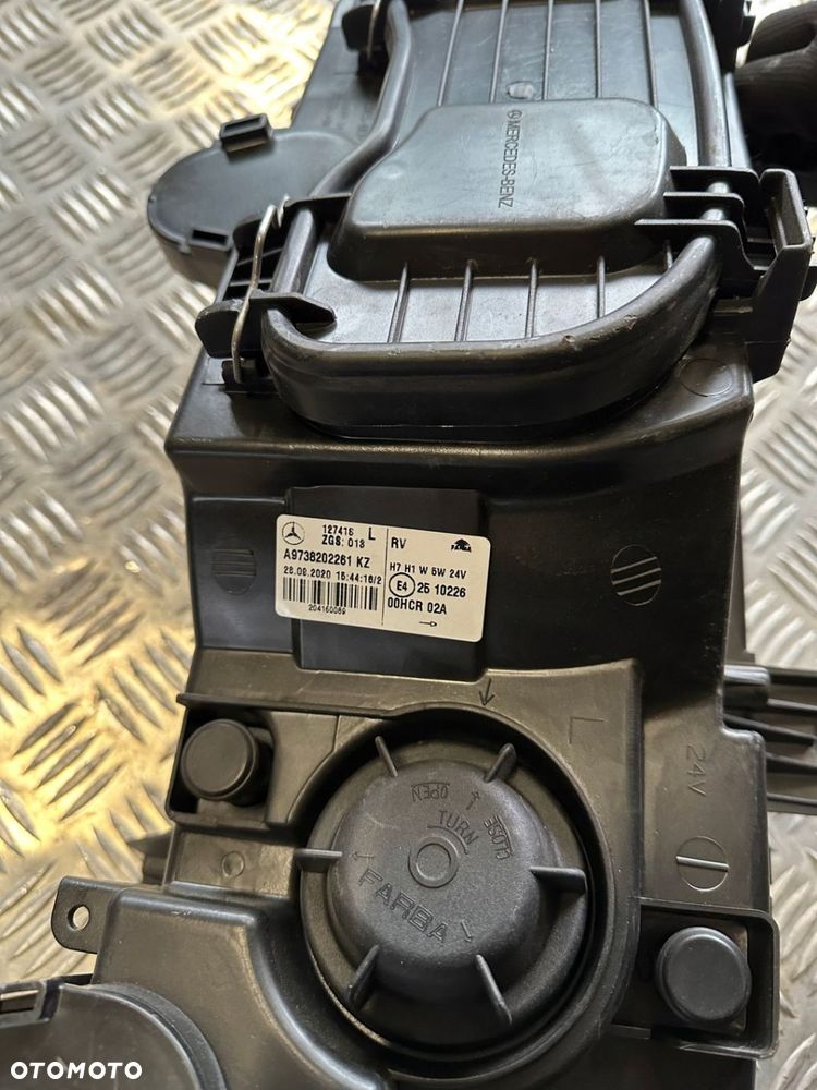 LAMPA REFLEKTOR LEWY MERCEDES ATEGO A9738202261 - 2