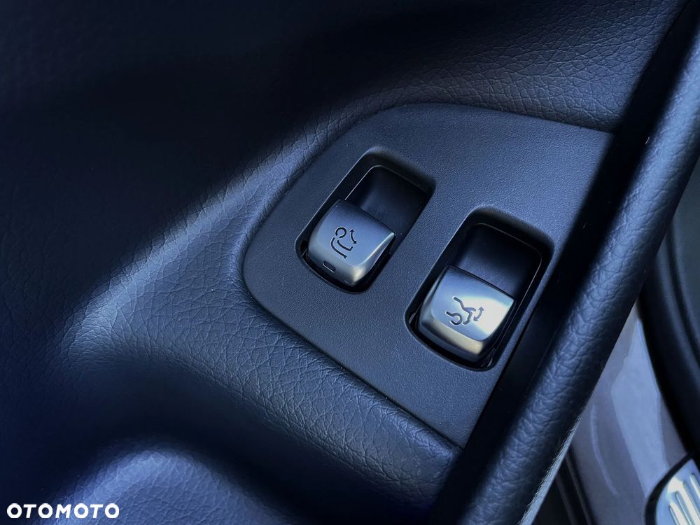 Mercedes-Benz Klasa E 220 d 4-Matic 9G-TRONIC - 35