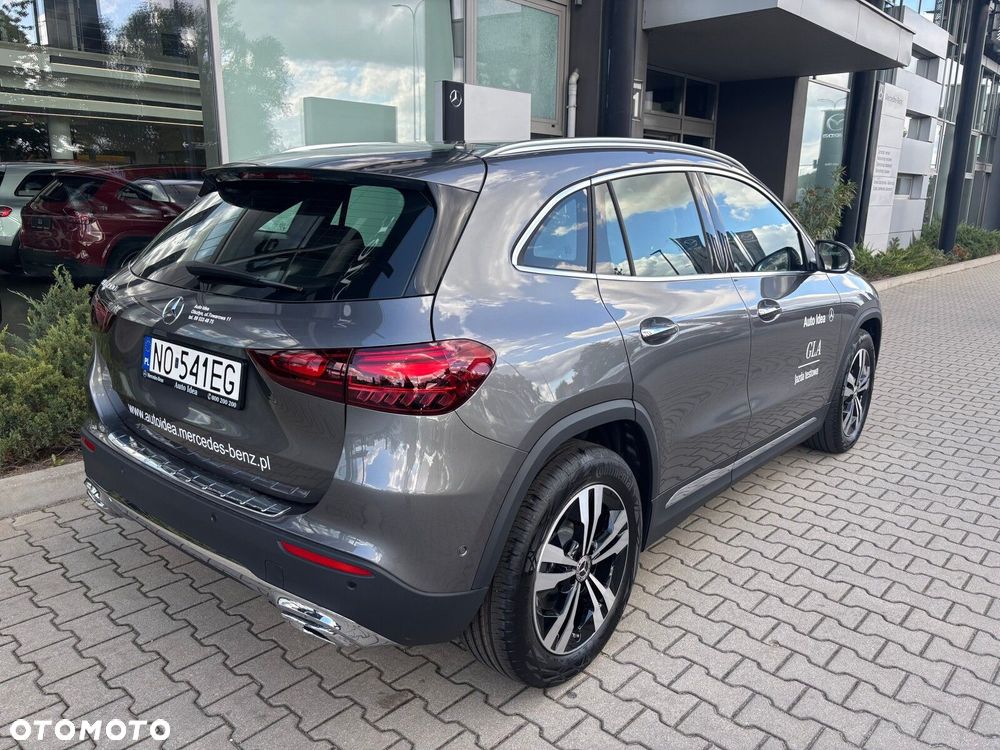 Mercedes-Benz GLA - 8