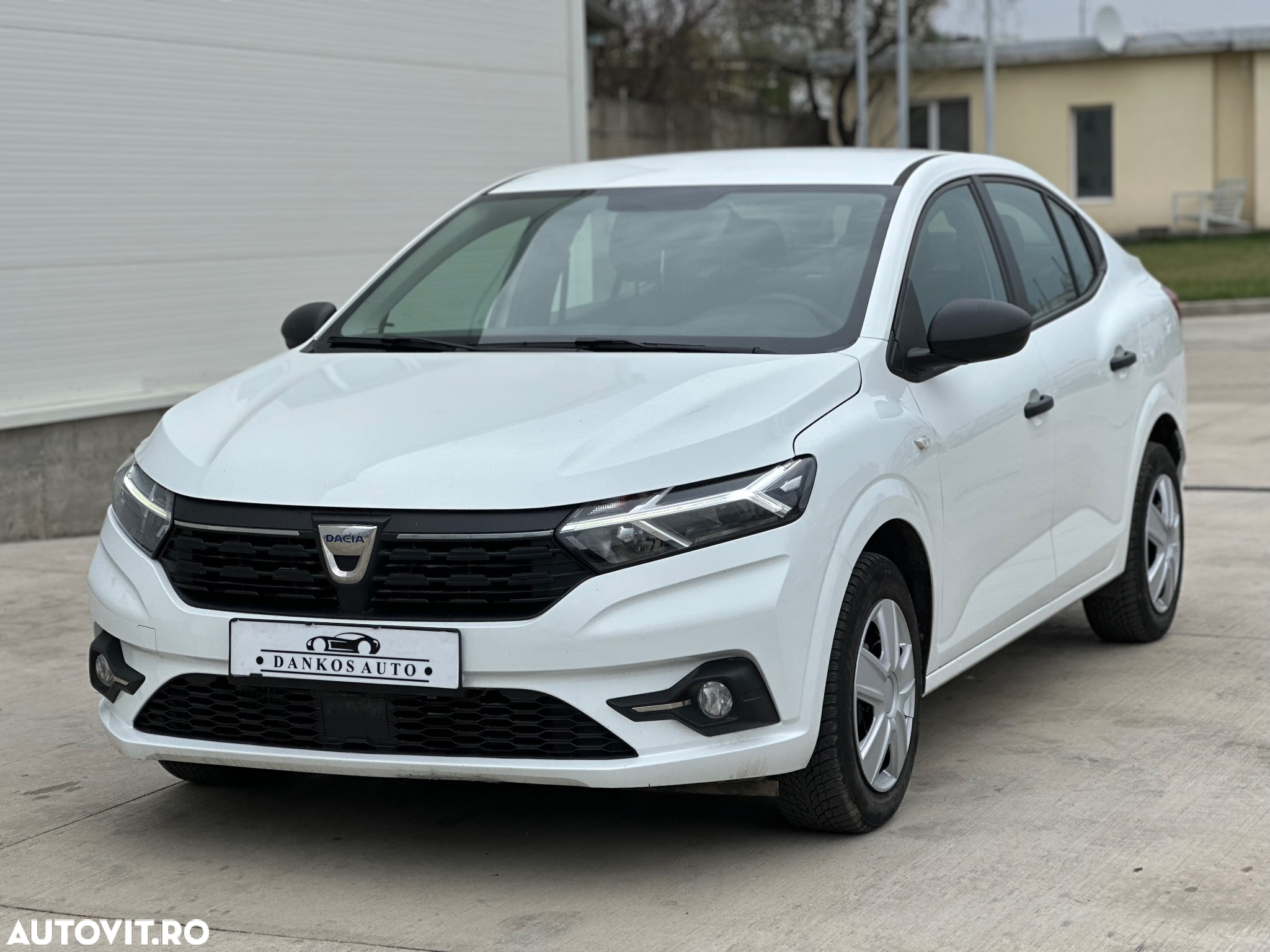 Dacia Logan TCe 90 Essential - 8