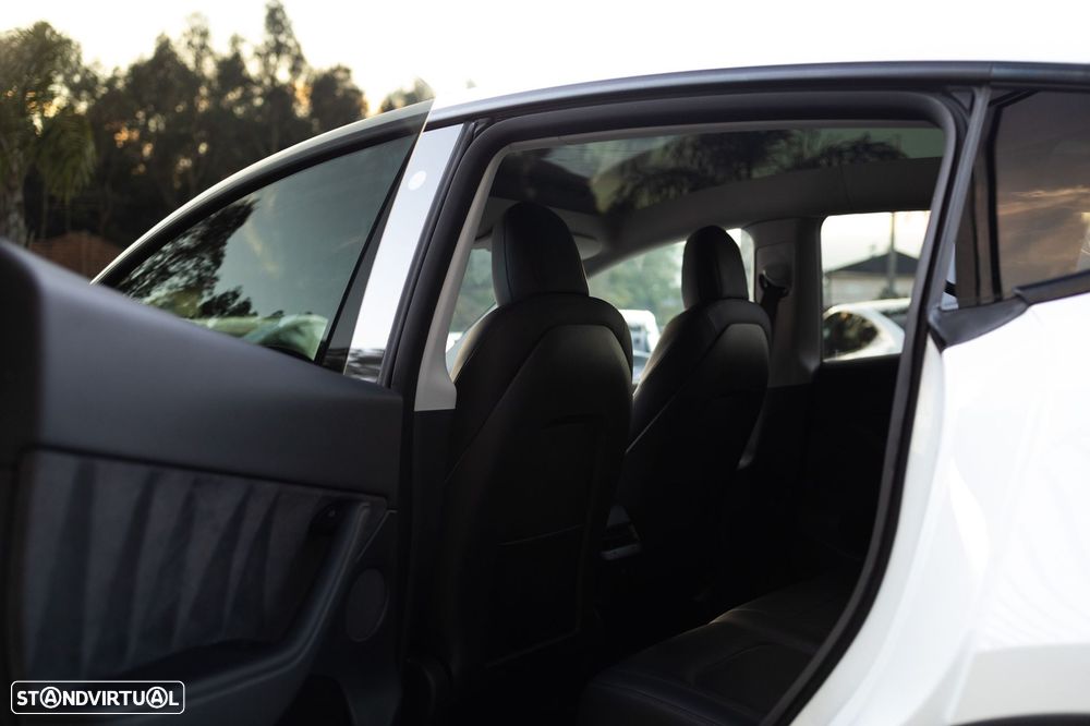 Tesla Model Y Long Range Dual Motor AWD - 16