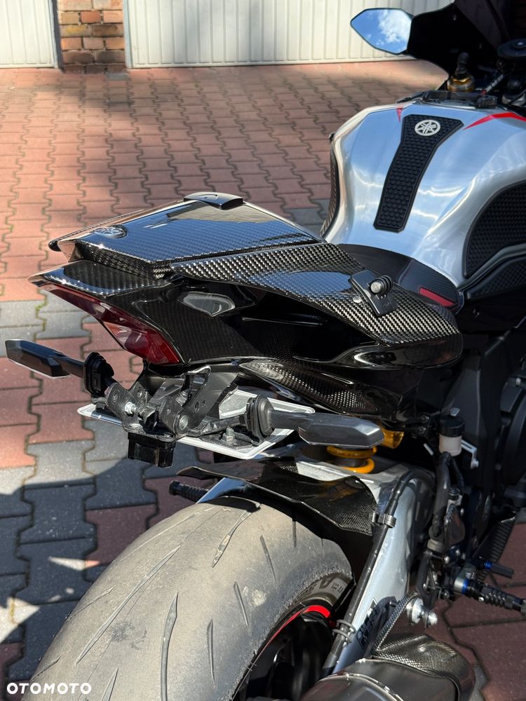 Yamaha R1 - 16