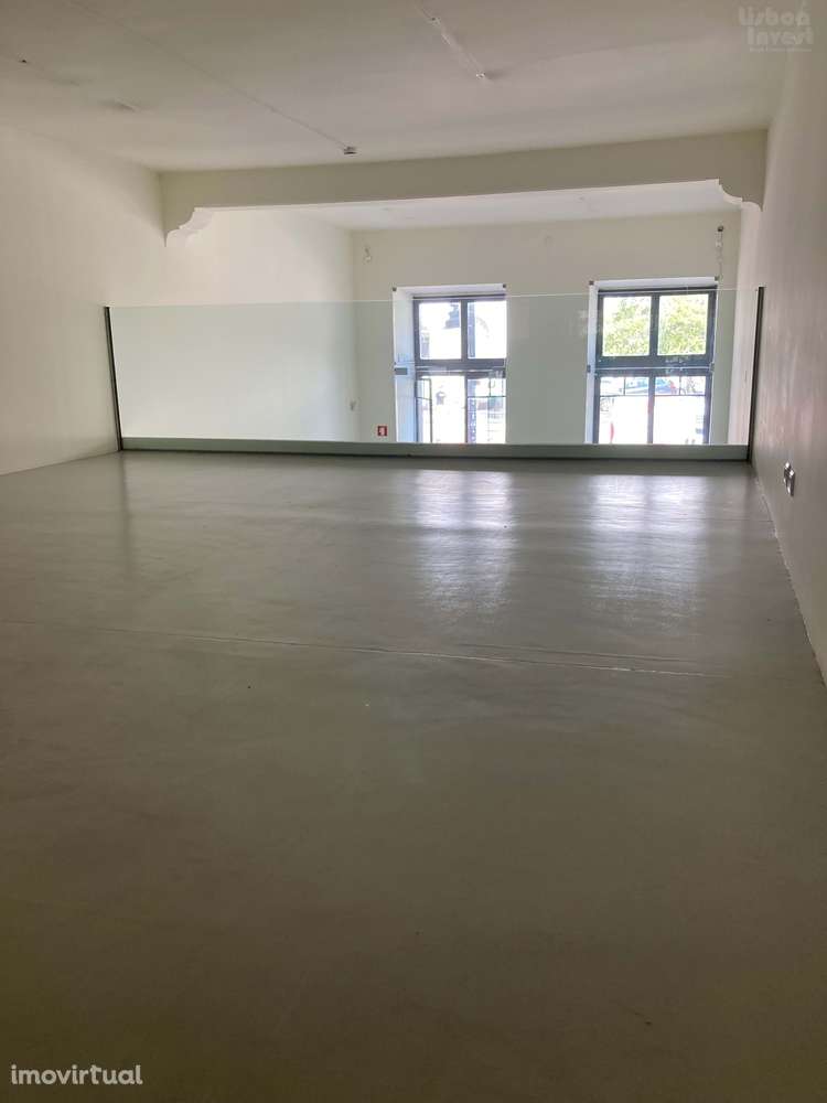 Loja remodelada, com 2 grandes montras, pé direito de 3,2m - Grande imagem: 3/11