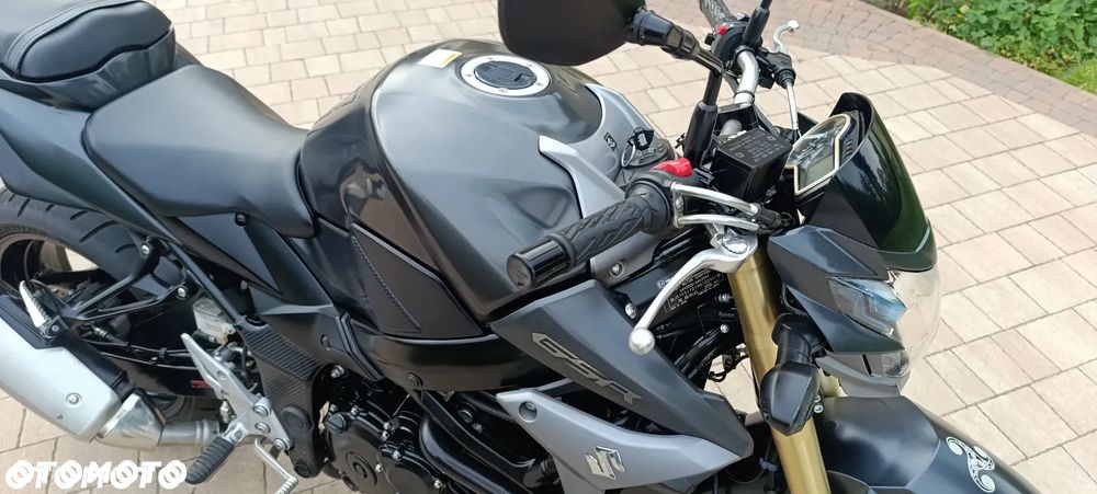 Suzuki GSR - 20