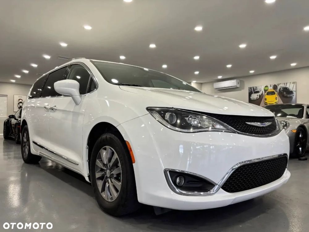 Chrysler Pacifica - 1