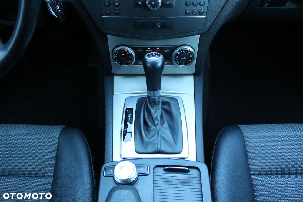 Mercedes-Benz Klasa C 180 T CGI Automatik BlueEFFICIENCY Avantgarde - 27