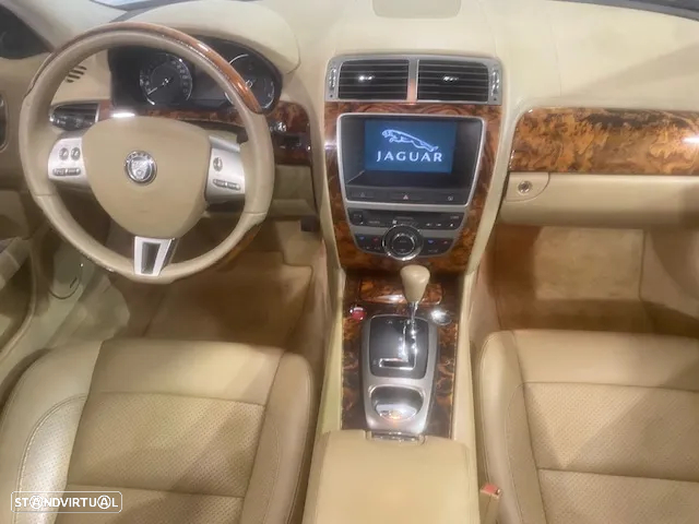Jaguar XK 4.2 V8 Convertible - 13