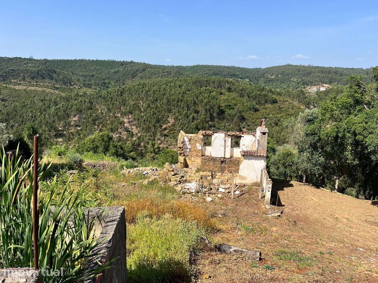 Casa em pedra, reconstrução total 126m2 e terreno com 2.120m2 - Grande imagem: 3/32