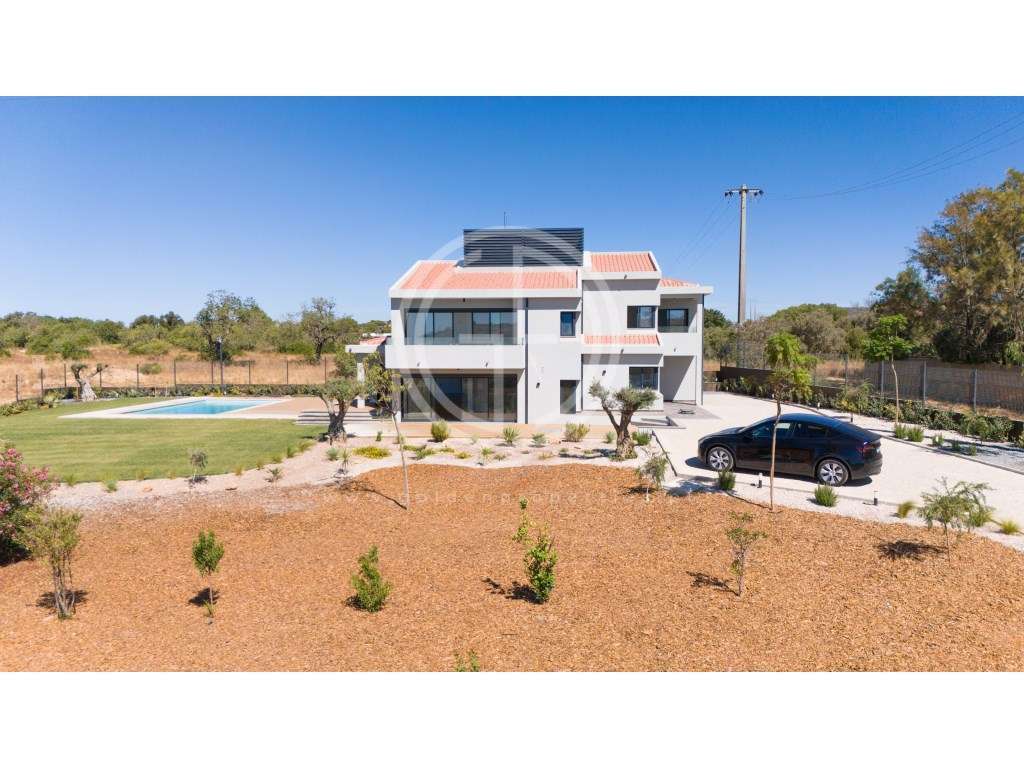 Invista na sua casa de sonho! Moradia T5 em Quarteira, perto da Pra... - Grande imagem: 3/60