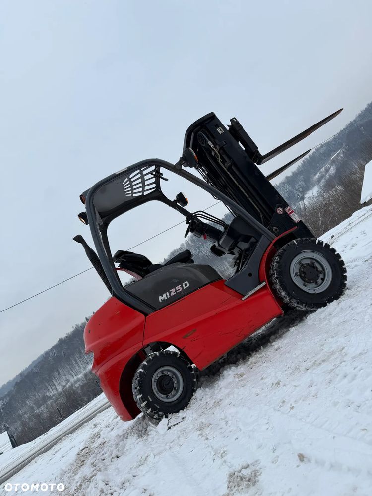 Manitou MI25D Wózek Widłowy 2,5 tony. Posuw Hydrauliczny. Maszt triplex. Wolny skok! Wysokość Podnoszenia 5 metrów. Jak nowy z Salonu. Pochodzi z Norweskiego Gospodarstwa! Aktualne przeglądy DEKRA i serwisy! Opony jak Nowe. Silnik Yanmar. Małe gabarety bardzo zwrotna maszyna! Zero luzów wycieków i zniszczeń. OKAZJA. Pełny ORYGINAŁ! Rok Prod. 2014. Niski przebieg 3300mtg - 6