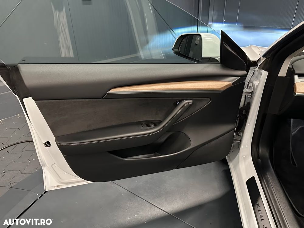 Tesla Model 3 - 12