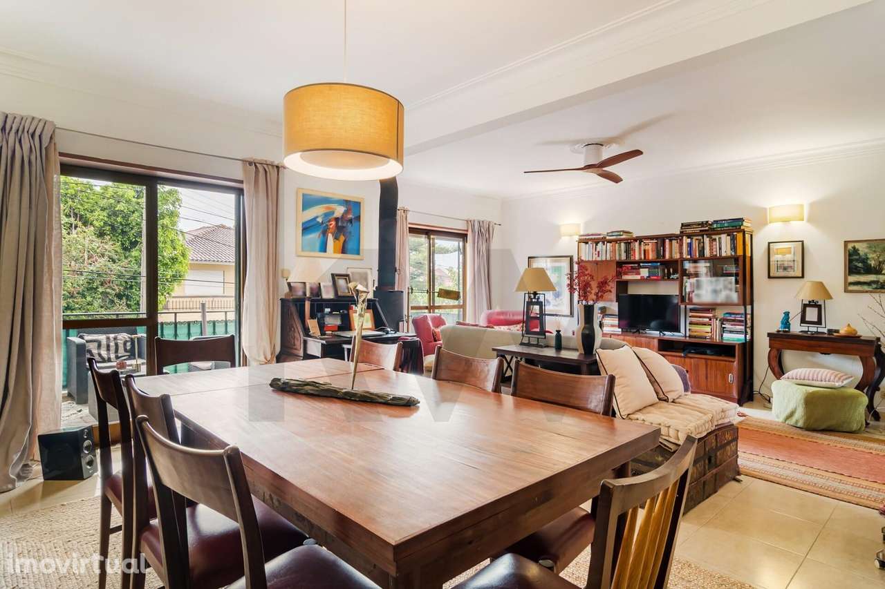 Moradia em Cascais com jardim e piscina e enorme potencial de remodela - Grande imagem: 3/44