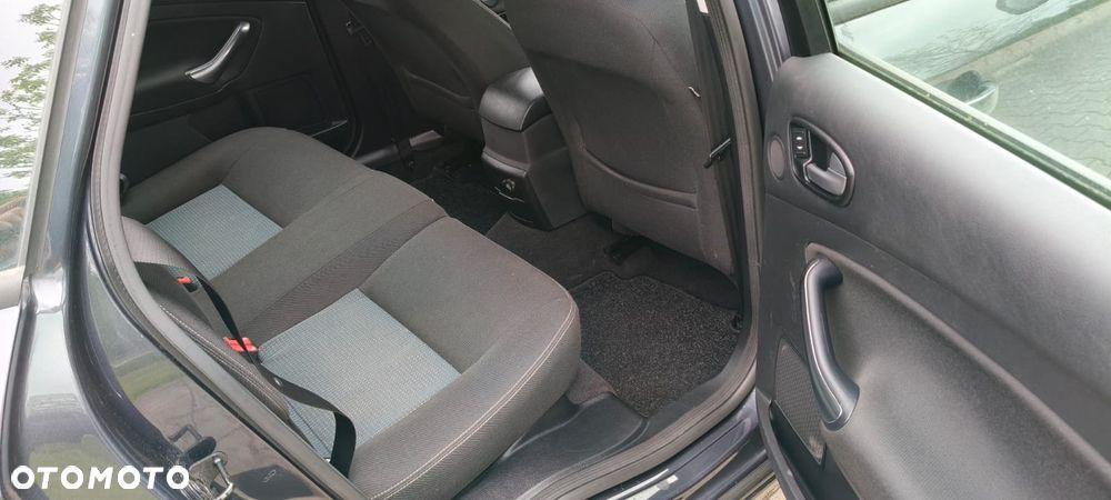 Ford Mondeo 2.0 Ambiente - 23