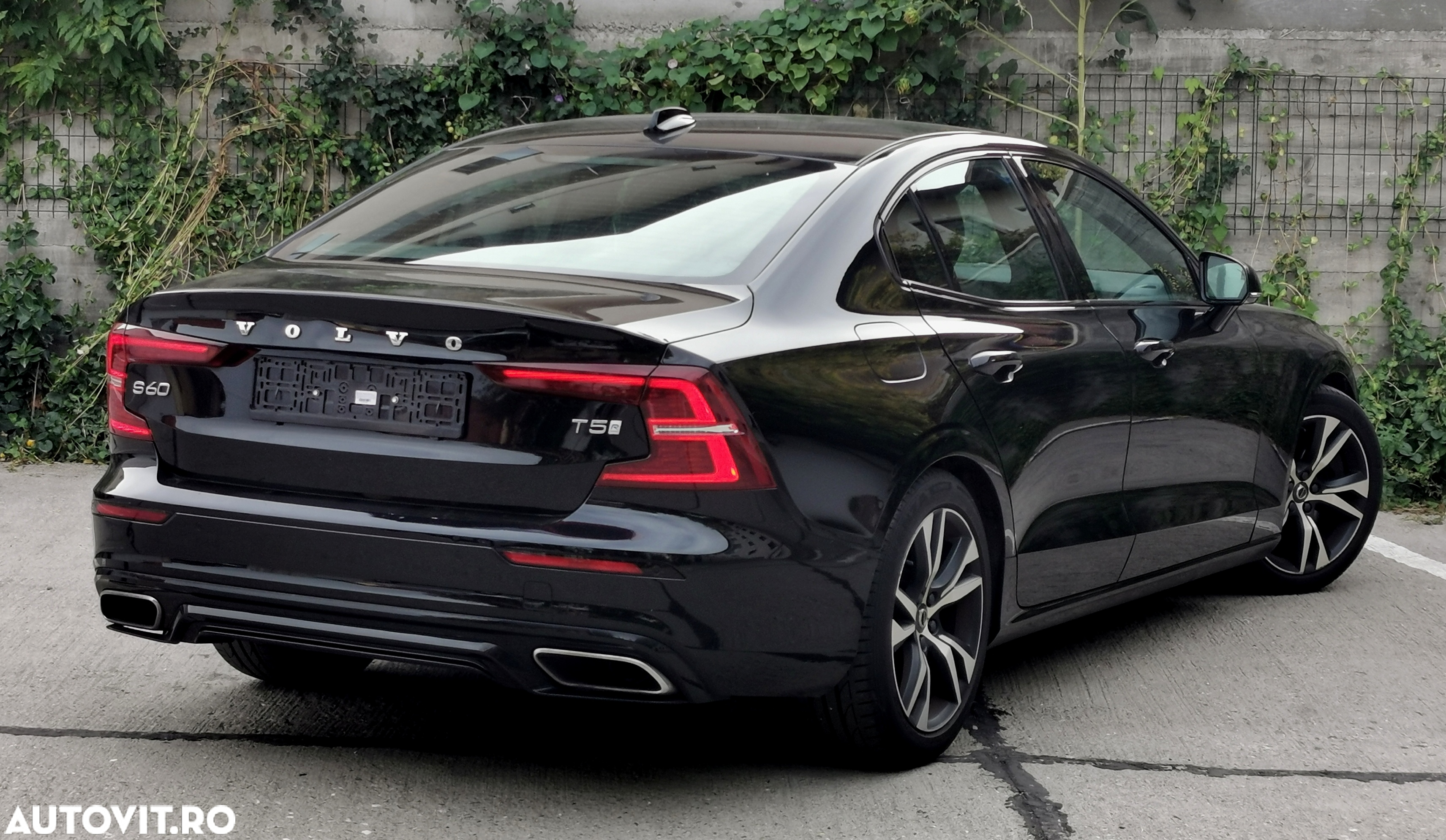 Volvo S60 T5 R-Design - 3