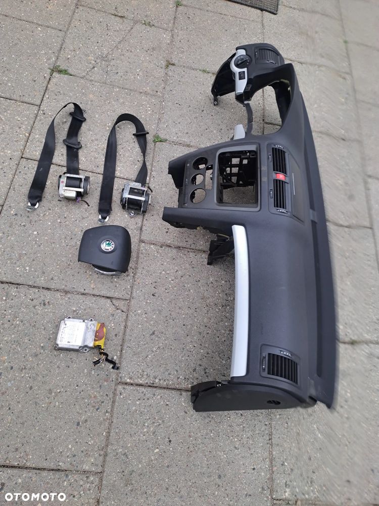 Skoda Octavia II deska rozdzielcza konsola poduszki pasy sensor i inne - 2