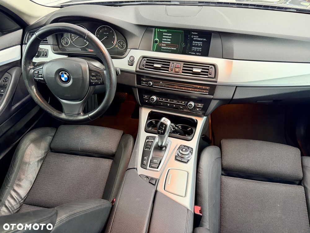 BMW Seria 5 525d xDrive Sport-Aut - 32