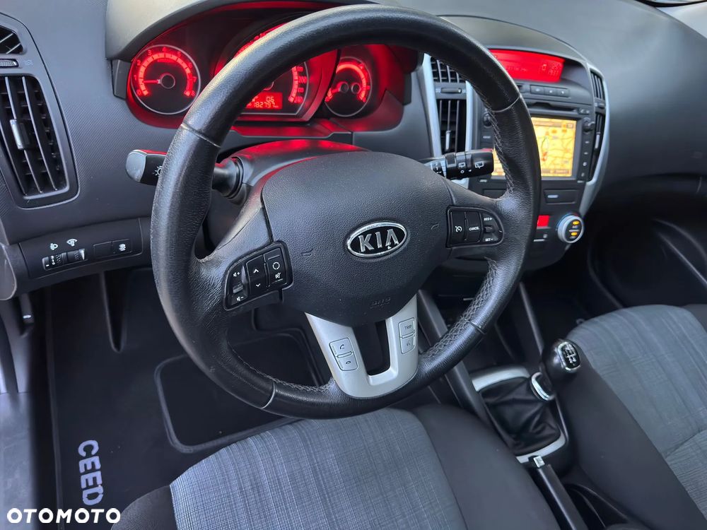 Kia Ceed 1.4 CVVT Dream-Team Edition - 14