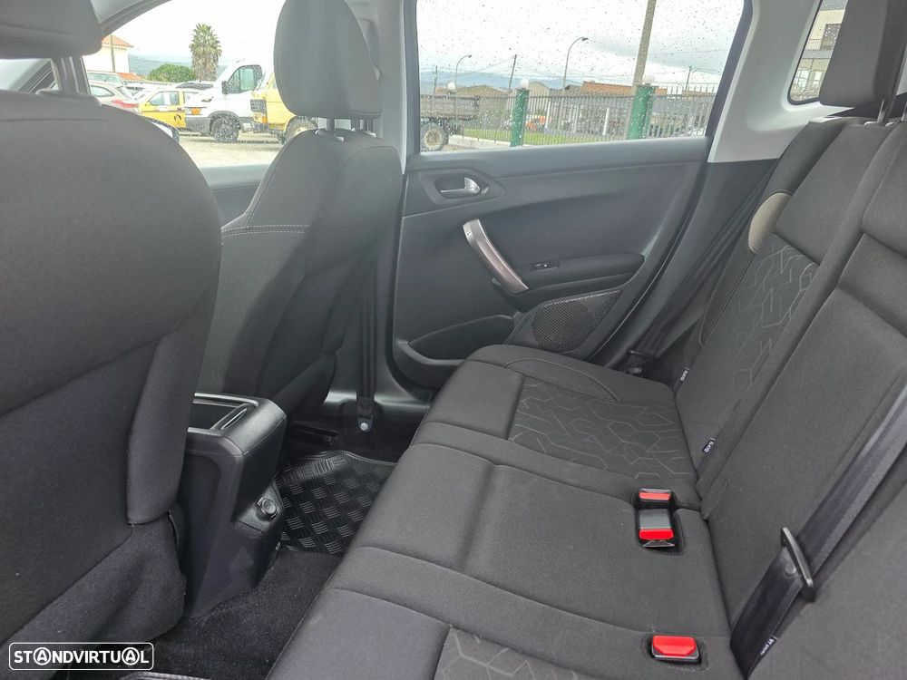 Peugeot 2008 1.6 BlueHDi Style - 26