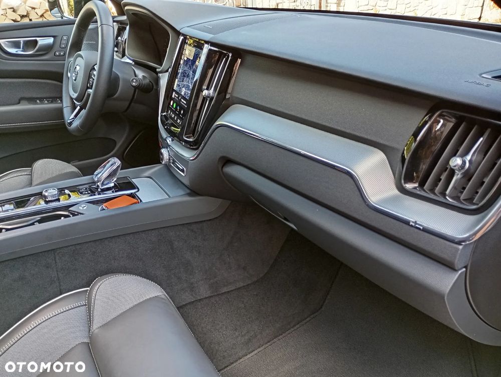 Volvo XC 60 B5 B AWD Plus Dark - 19