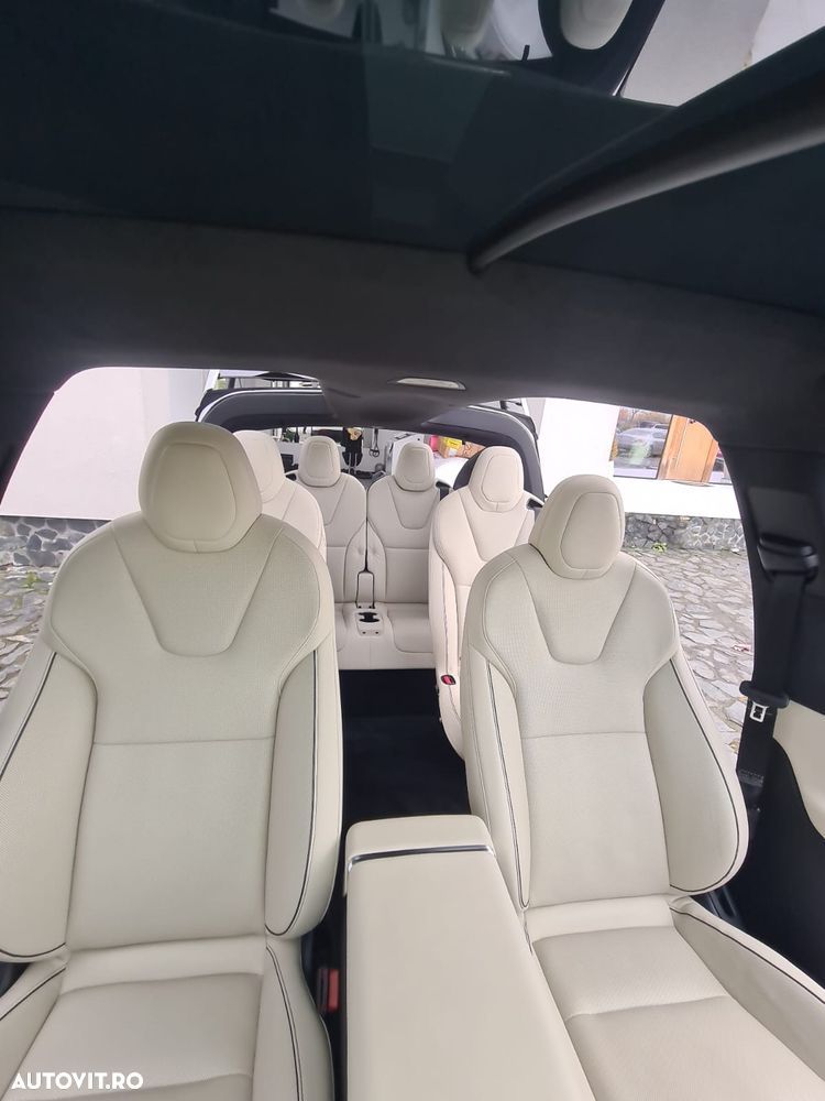 Tesla Model X - 13